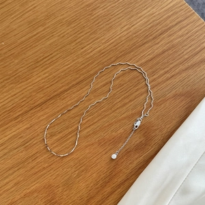 Elegante collar de cadena ondulada de plata de ley S925 con colgante de circón ajustable