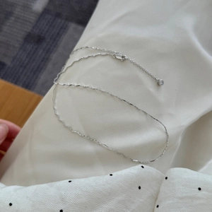 Detalle de la cadena de plata esterlina S925 con un colgante redondo de circonita