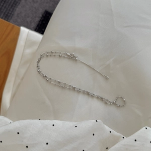 Détail d'un collier à double rangée en argent S925 avec pendentif en forme de cœur