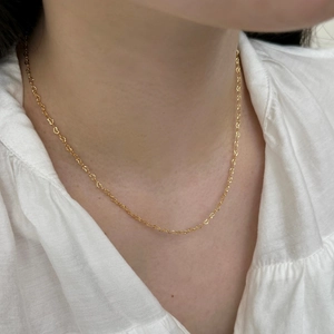 Close-up of elegant gold S925 sterling silver heart-shaped link chain on a model neck