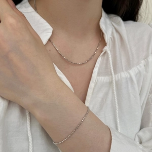 Elegante conjunto de collar y pulsera de plata de ley S925 en una modelo femenina