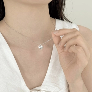 Elegant S925 sterling silver four-leaf clover necklace with sparkling heart-shaped petals