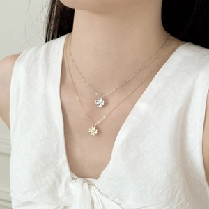 Sparkling S925 sterling silver four-leaf clover necklaces in gold and silver finishes