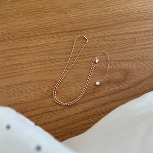 Primer plano de collar de plata S925 con cuentas de oro rosa y cierre ajustable fino