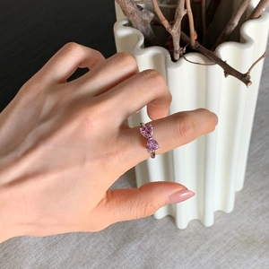 Dettaglio di un anello in argento S925 con un fiocco di cristallo rosa a forma di cuore
