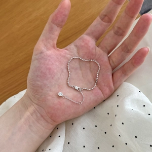 Detalle de pulsera de cuentas en plata S925 con colgante de circón y cierre de mosquetón