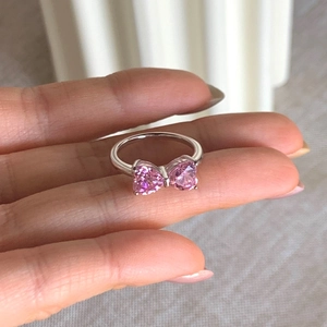 Anello in argento S925 con pietre rosa a forma di cuore in un dolce design a fiocco