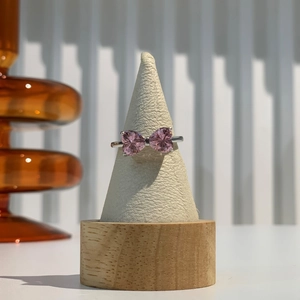 Dettaglio dell'anello in argento S925 con design a fiocco di cristallo rosa a cuore