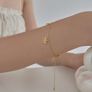 Vue détaillée d'un bracelet abeille doré avec cristaux brillants sur un poignet féminin