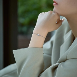 Elegante bracciale in argento con fiocco di neve e zircone indossato da una modella