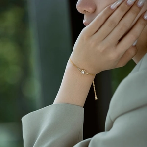Elegante bracciale in argento S925 placcato oro con pendente a fiocco di neve e zirconi