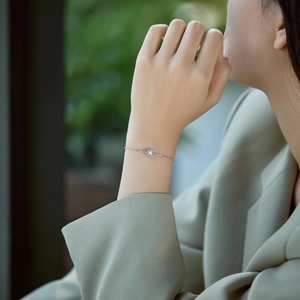 Dettaglio del bracciale a fiocco di neve in argento S925 con diamante scintillante