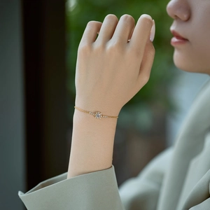 Elegante bracciale a fiocco di neve dorato da donna con zirconi bianchi lucidi