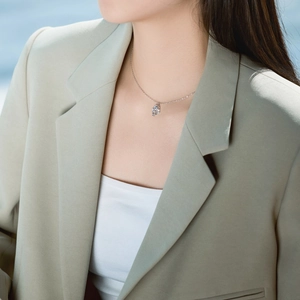S925 Sterling Silber Halskette mit hohlem Mädchen-Anhänger auf grünem Blazer