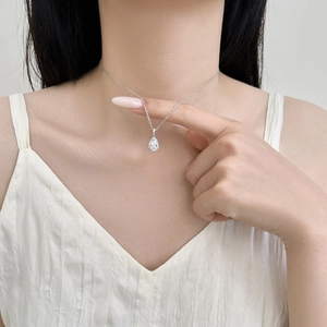 Primo piano dell'elegante collana in argento S925 con pendente a goccia e cornice di diamanti