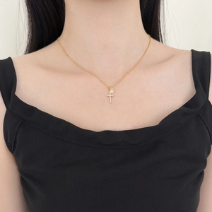 Collier en argent S925 avec pendentif croix et goutte d'eau porté par un mannequin