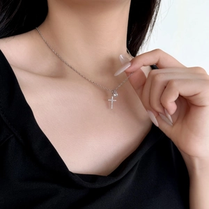 Collier en argent S925 avec croix pavée et pierre goutte sur une fine chaîne en O