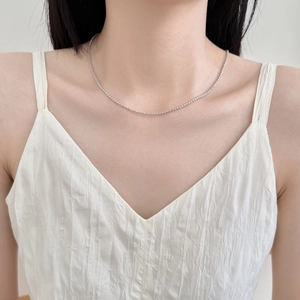 Dettaglio della collana di perline in argento sterling S925 indossata da una modella
