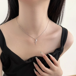 Collier élégant en argent sterling S925 avec croix pavée et pierre blanche sur mannequin