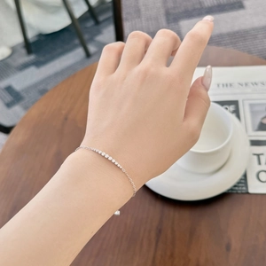 Dettaglio macro dell'elegante bracciale a sorriso in argento S925 con diamanti lucidi