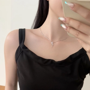 Détail du collier en argent S925 avec pendentif croix et zircon sur un mannequin femme