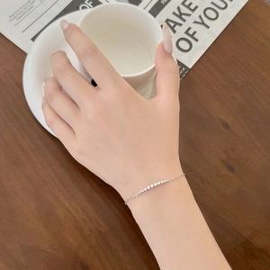 Elegante bracciale in argento S925 con pavé di zirconi bianchi su catena sottile sul polso