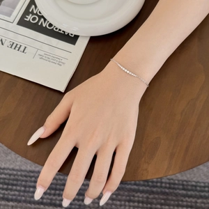 Dettaglio di un bracciale in argento S925 con una fila scintillante di diamanti sfumati