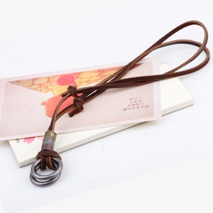 Collier en cuir marron avec double anneau pendentif en métal argenté de style rétro