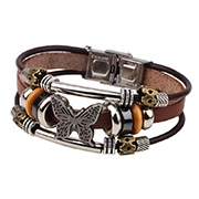 Dettaglio del bracciale multistrato in pelle con ciondolo a farfalla e chiusura in acciaio