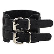 Dettaglio di un bracciale largo in pelle nera con doppie fibbie in metallo argento