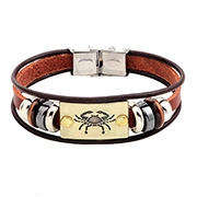 Détail du bracelet en cuir avec signe du zodiaque Cancer sur plaque dorée