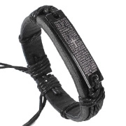 Dettaglio del bracciale in pelle intrecciata da uomo con croce incisa su placca nera