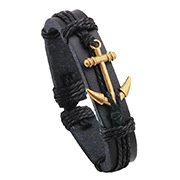 Dettaglio del bracciale multistrato in pelle nera con ancora dorata e cordini intrecciati