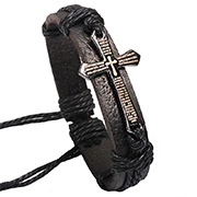 Dettaglio macro di un bracciale in pelle nera da uomo con croce in metallo intagliata