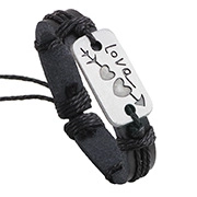 Dettaglio del bracciale in pelle nera intrecciata con piastra in metallo incisa Love