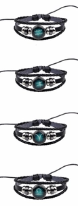 Détail de bracelets en cuir faits main avec signes du zodiaque et perles en métal