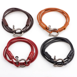 Set van vier meerlaagse leren armbanden met vintage metalen karabijnsluitingen in vier kleuren