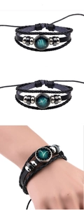 Vue détaillée de bracelets de constellations multicouches en cuir avec perles réglables