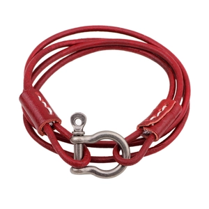 Rode leren wikkelarmband met vintage zilveren D-shackle gesp en witte stiksels op wit