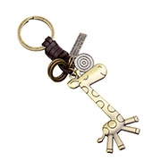 Dettaglio portachiavi a giraffa in bronzo con cinturino in pelle intrecciata marrone e anello