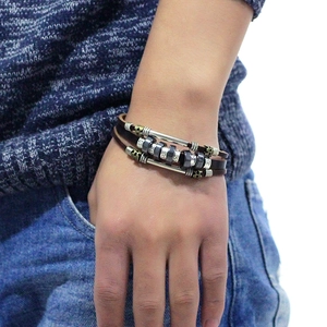 Bracciale multistrato da uomo in pelle con perline di bronzo e dettagli incisi