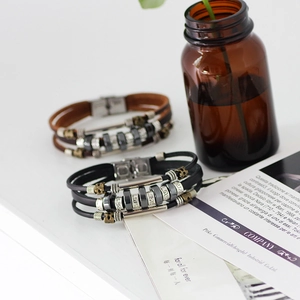 Bracciale retrò multistrato in pelle da uomo con perline in metallo e chiusura
