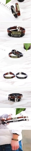 Detail eines Vintage-Lederarmbands mit Metall-Kreuzplatte und Steckverschluss