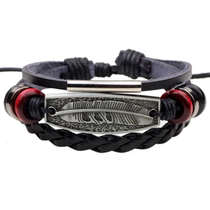 Mehrlagiges Vintage Lederarmband mit silbernem Federanhänger und braunen Holzperlen