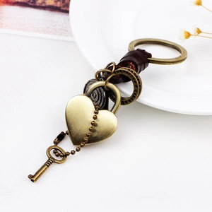 Portachiavi vintage a cuore in pelle con finitura bronzo e cinturino in pelle intrecciata