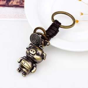 Porte-clés cochon vintage en bronze avec cordon en cuir marron et rondelles métalliques