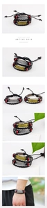 Detail von Vintage-Lederarmbändern mit gravierten Metallanhängern im griechischen Stil