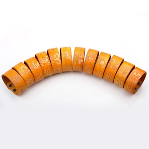 Set aus 12 Sternzeichen-Lederarmbändern in Braun mit geprägten Zeichen und Druckknopf