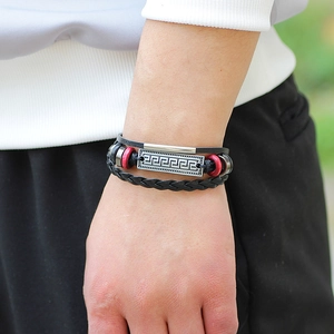 Bracciale multistrato in pelle da uomo con motivo greco e perline rosse decorative