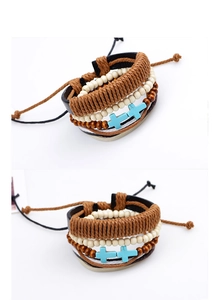 Vue détaillée de bracelets en cuir multicouches avec perles en bois et croix bleues